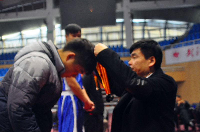 武汉体育学院副院长张彪为获奖运动员颁奖